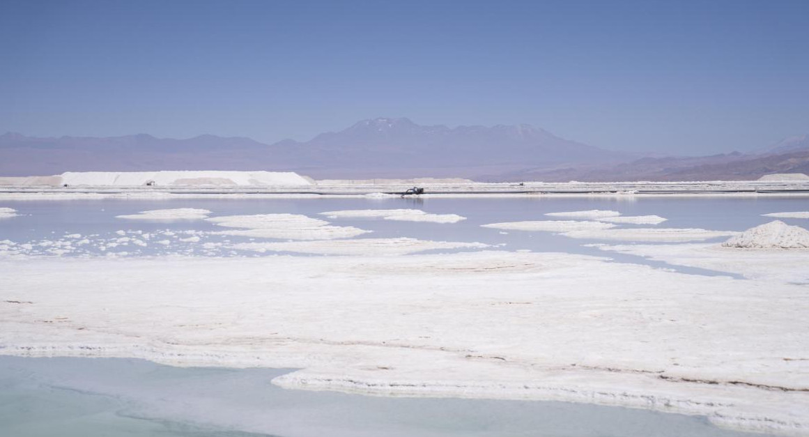 Piscina de salmuera para la producción de litio en el Salar de Atacama. Foto: EFE.