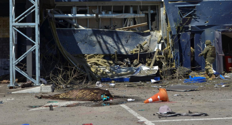 Después de ataque ruso, se declara 58 horas de toque de queda en Jersón. Foto: Reuters.