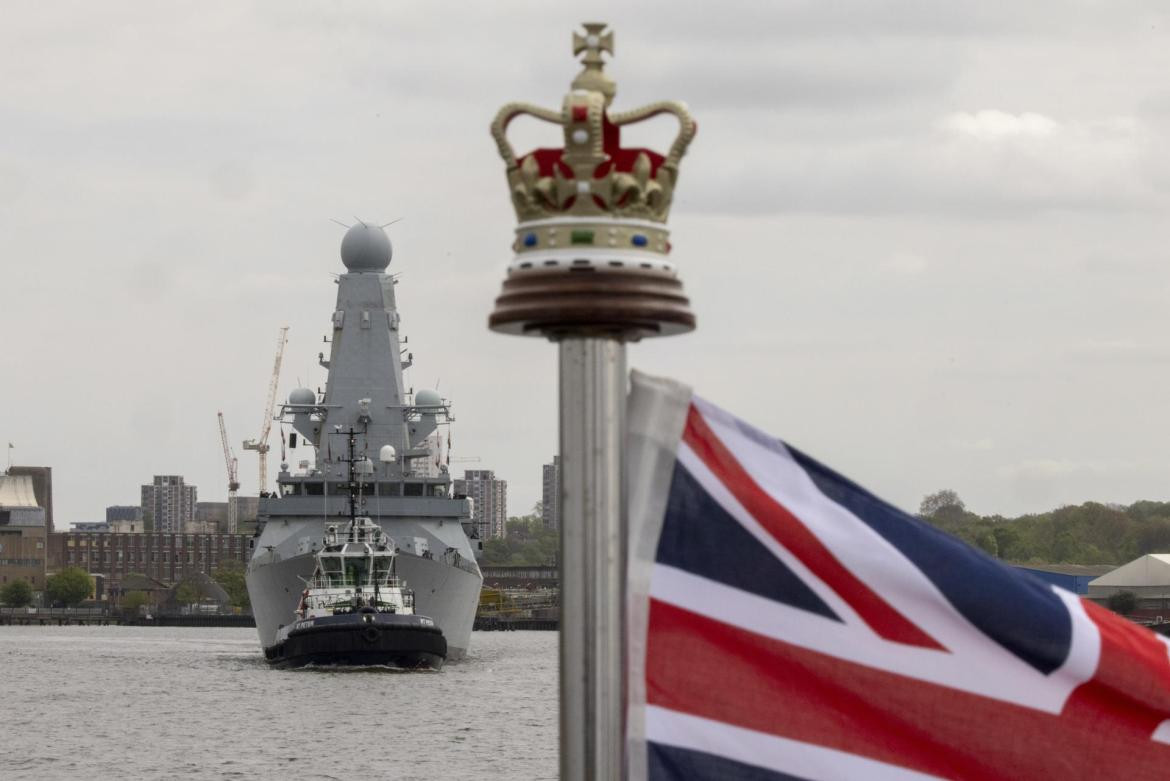 Nave de la marina real llegando a la coronación de Carlos III. Foto: Reuters.