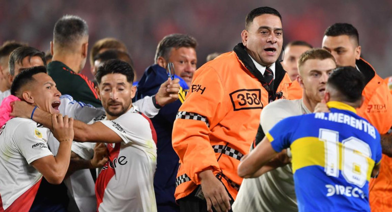 Los disturbios entre los jugadores de River y Boca. Foto: Télam.