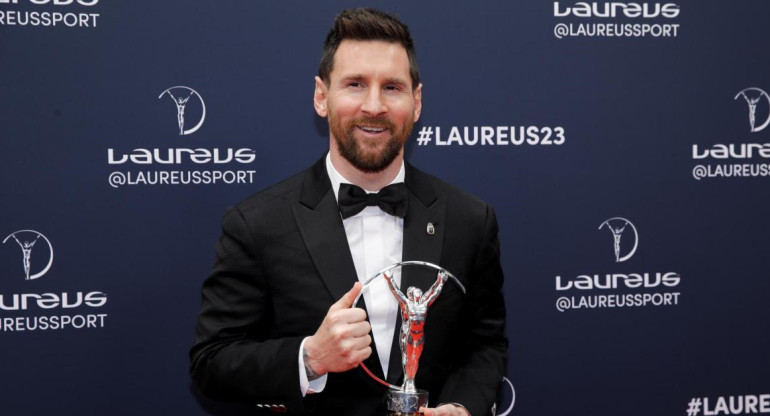 Lionel Messi con el Premio Laureus 2023. Foto: EFE.