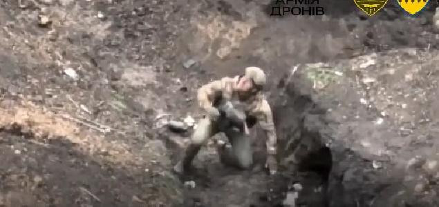 Captura del soldado ruso en el momento de la rendición. 