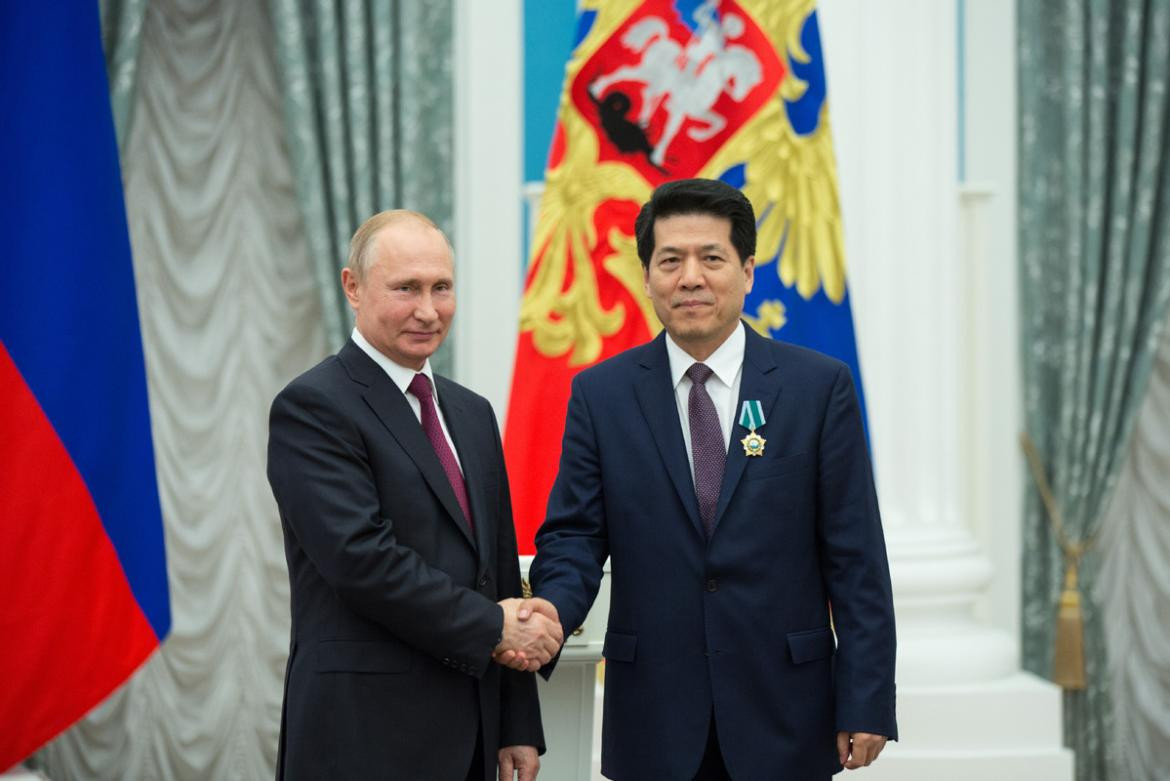 Li Hui junto a Vladimir Putin.