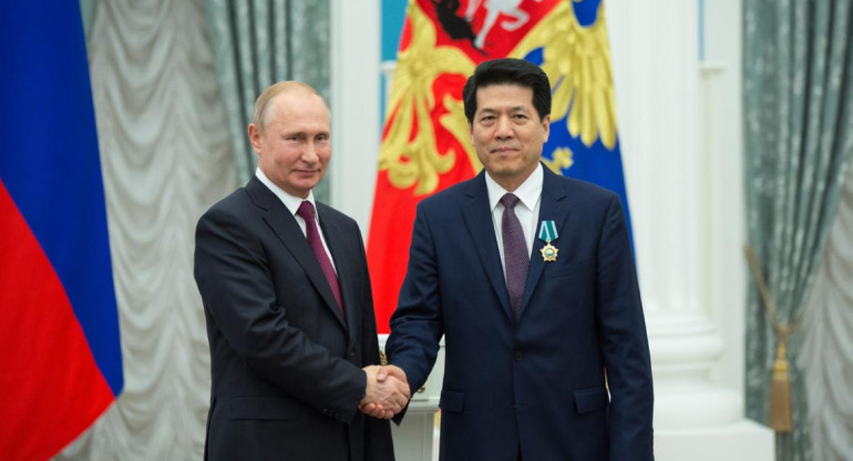 Li Hui junto a Vladimir Putin.