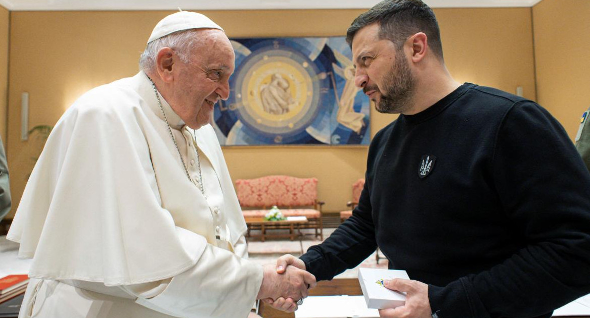 Volodimir Zelenski junto al papa Francisco. Foto: Reuters.