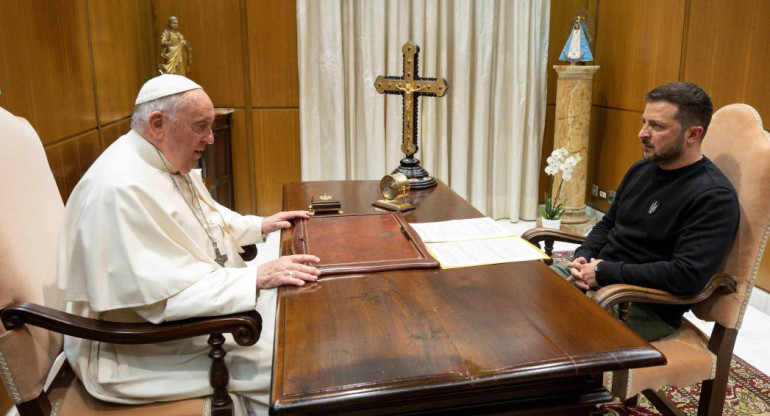 Volodimir Zelenski junto al papa Francisco. Foto: Reuters.