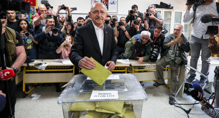 Principal candidato de la oposición a Erdogan votando en las elecciones de Turquía. Foto: Reuters.