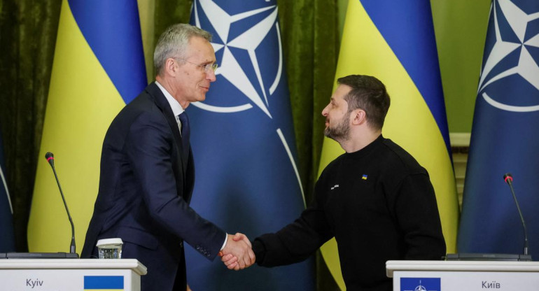 Jens Stoltenberg, secretario general de la OTAN y Volodímir Zelenski, presidente de Ucrania. Foto: Reuters.