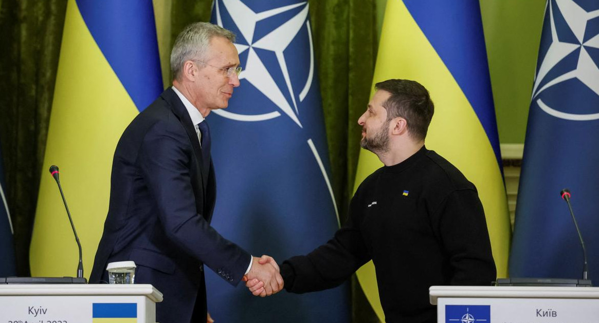 Jens Stoltenberg, secretario general de la OTAN y Volodímir Zelenski, presidente de Ucrania. Foto: Reuters.