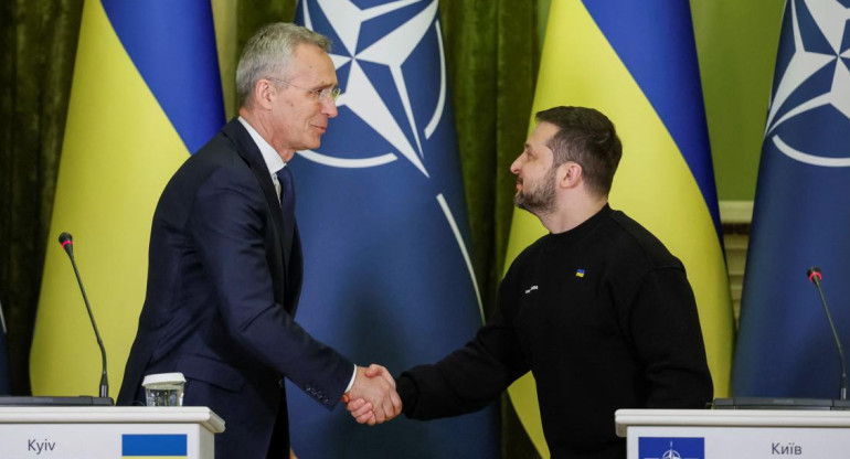 Jens Stoltenberg, secretario general de la OTAN y Volodímir Zelenski, presidente de Ucrania. Foto: Reuters.