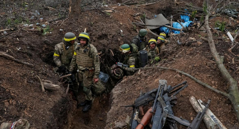 Soldados ucranianos en Bajmut. Foto: Reuters.