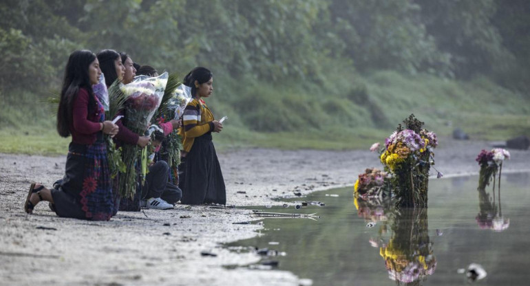 Indígenas hacen ofrenda en agradecimiento. Foto: EFE.