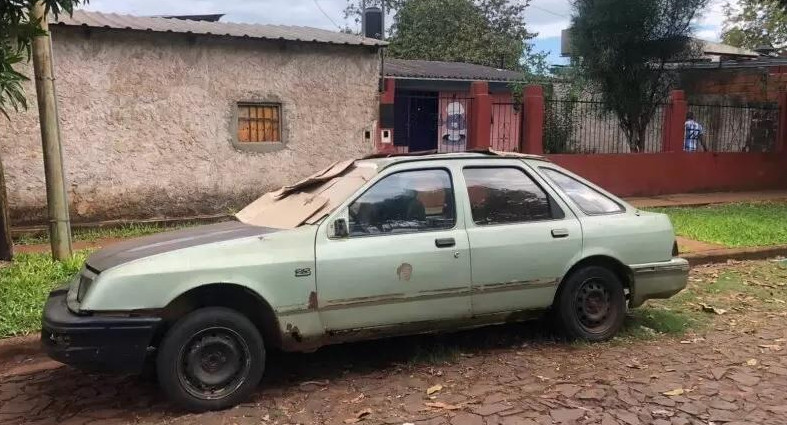 El auto en el que vivien los jubilados desalojados por su hijo. Foto: Misionescuatro.