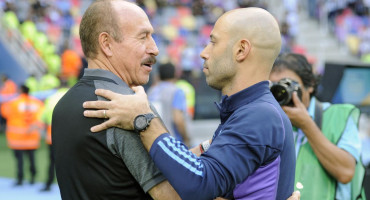 Javier Mascherano con el técnico de Guatemala en el Mundial Sub 20. Foto: Telam.