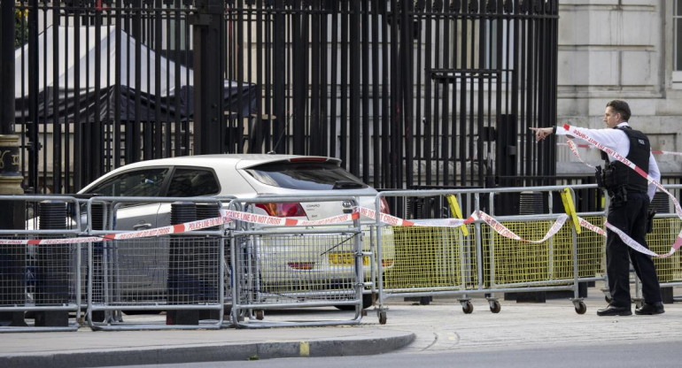 Auto chocó contra la reja de la residencia oficial del primer ministro británico. Foto: EFE.