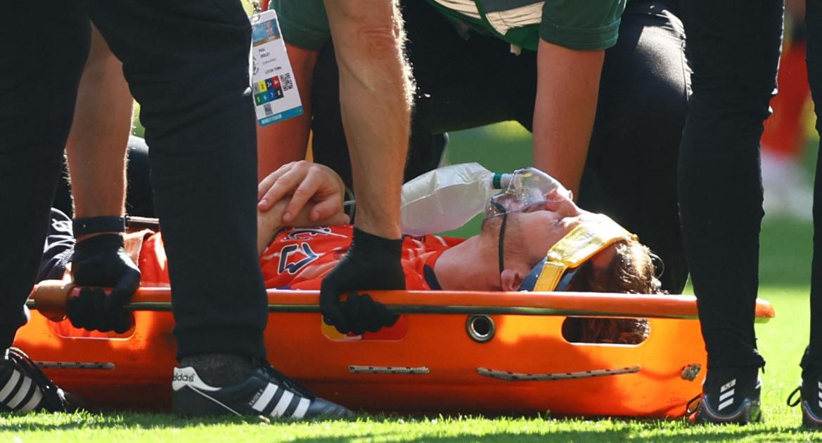 Tom Lockyer se desvaneció durante el encuentro entre Coventry City y Luton Town. Foto: Reuters.