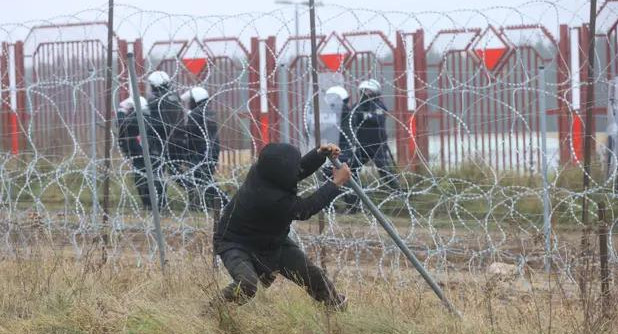 Valla de alambre en frontera entre Polonia y Reino Unido. Foto The Guardian.