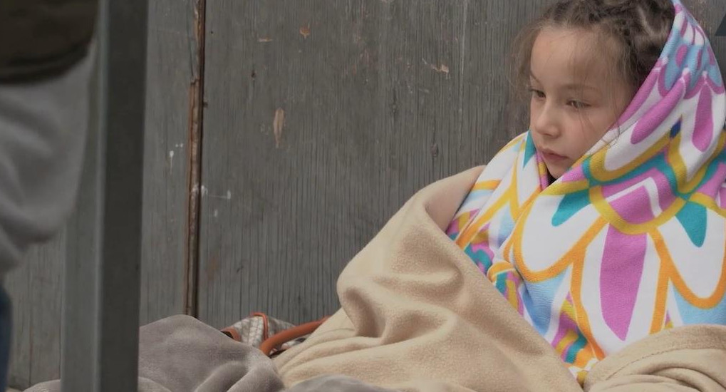 Niña esperando en campamento de migrantes. Foto captura. 