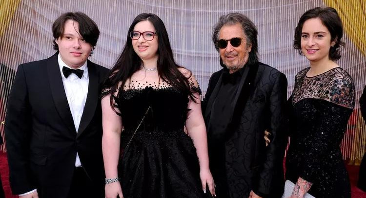 Al Pacino junto a sus hijos Julie Marie y los gemelos Anton James y Olivia Rose. Foto: Redes.