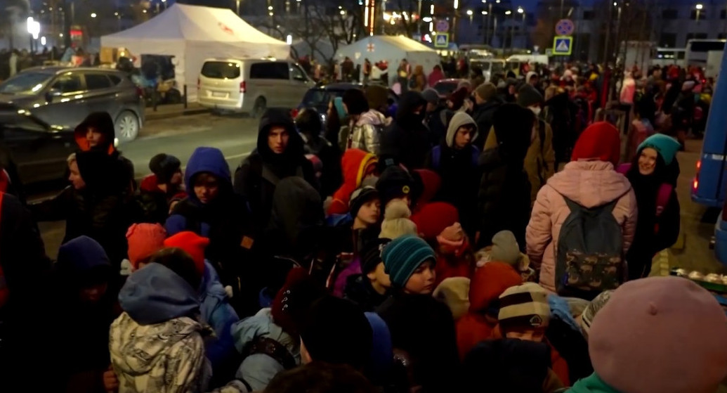 Niños evacuados en Ucrania por la guerra. Foto: captura video Reuters.