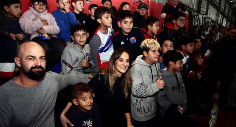 Malena Galmarini entregó camisetas y productos deportivos en clubes de Tigre. Foto: Prensa.