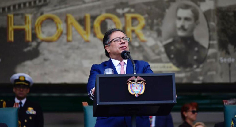 Gustavo Petro en una ceremonia de ascensos militares en Bogotá. Foto: EFE.