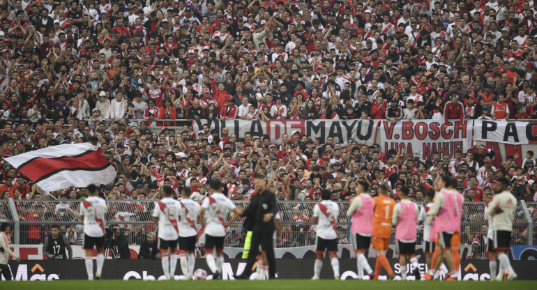 Un hincha de River murió en pleno partido tras caer al vacío. Foto: Télam.