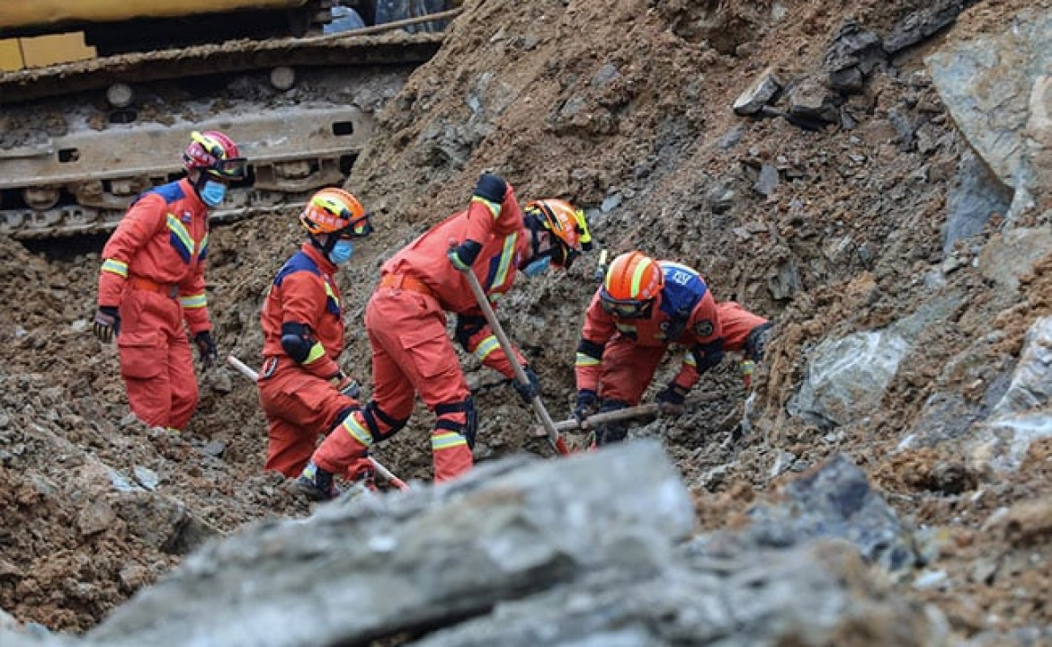 El equipo de rescate trabajando en el lugar del hecho. Fuente: Twitter: (@ndtvfeed)