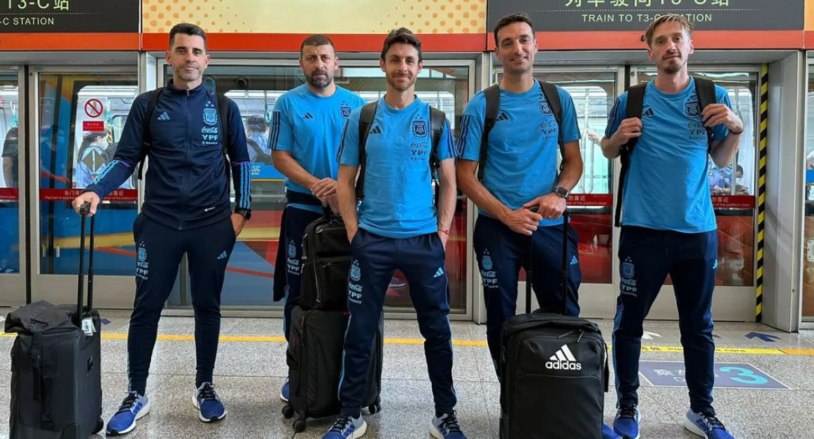 Scaloni y parte de su cuerpo técnico ya están en China. Foto: NA.