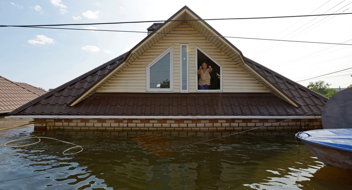 Evacuados por inundaciones tras la destrucción de la represa Kajovka. Foto Reuters