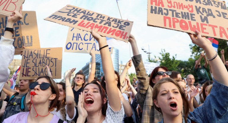 Ciudadanos en la manifestación "Serbia contra la violencia". Foto:Reuters