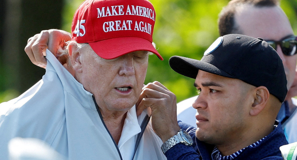 Donald Trump junto a su asistente Walt Nauta, acusados de guardar información confidencial. Foto: Reuters.