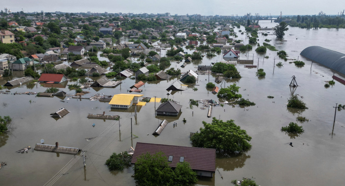 Guerra Rusia-Ucrania. Destrucción de la represa de Kajovka, rescate. Foto: Reuters.