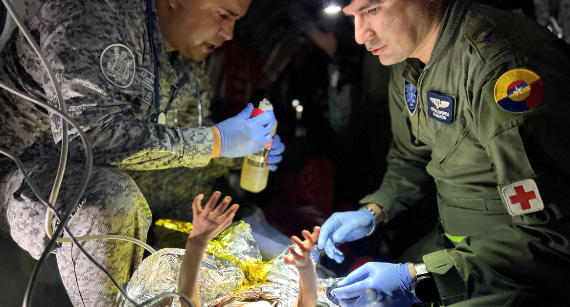 Rescatistas con los niños colombianos. Foto: Reuters.