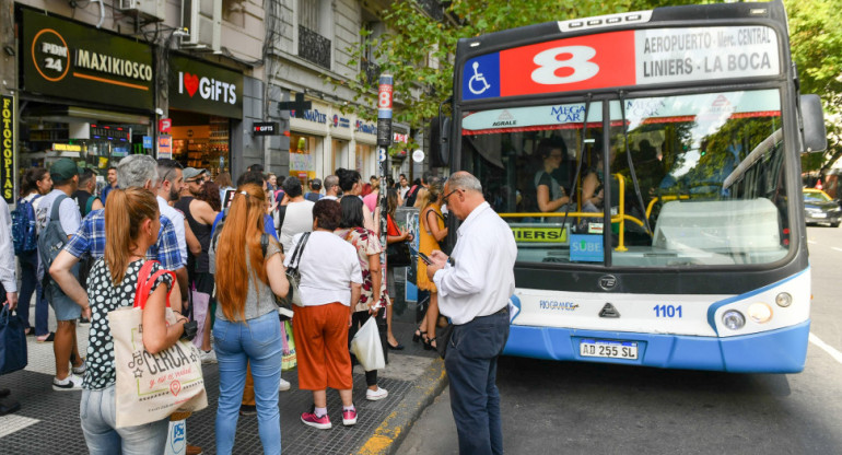 Colectivos, pasajeros. Foto: NA.