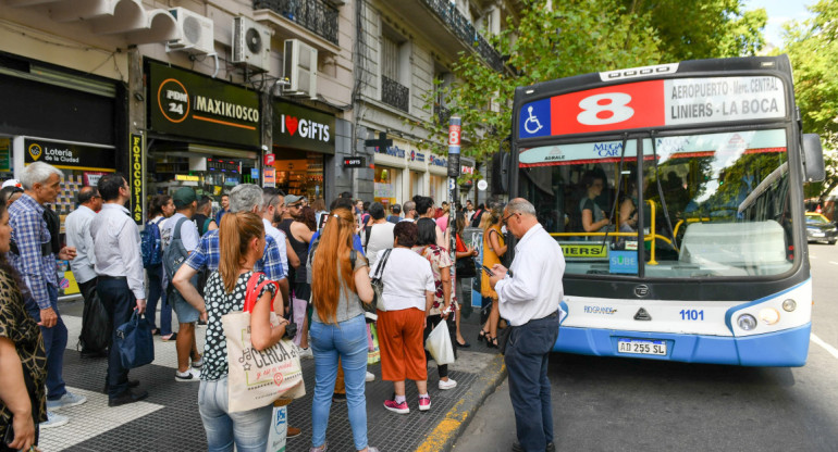 Colectivos, pasajeros. Foto: NA.