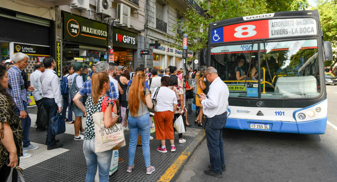 Colectivos, pasajeros. Foto: NA.