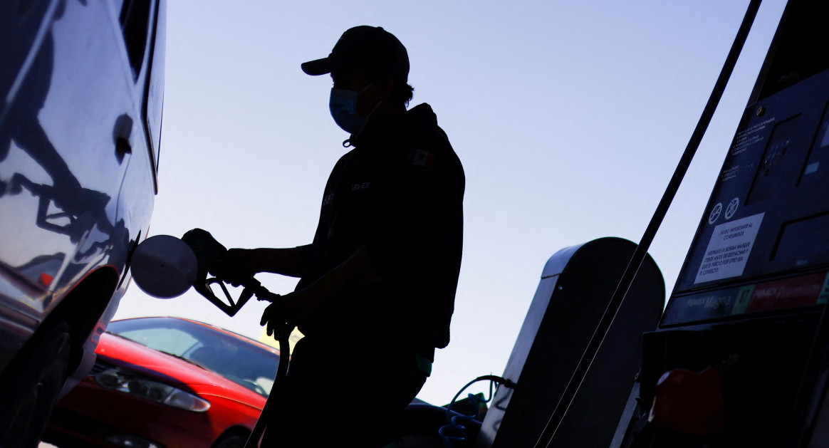 Autos, carga en estación de servicio. Foto: Reuters