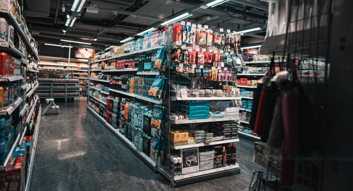 Góndola de productos, supermercado. Foto: Unsplash