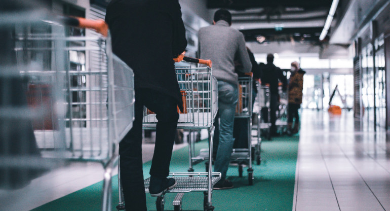 Fila de changos de supermercado. Foto: Unsplash