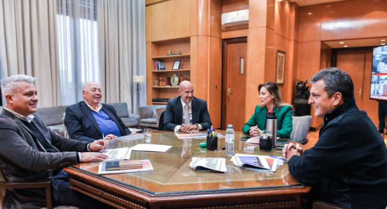 El CEO de la Aceitera General Deheza, Roberto Urquía, junto a Sergio Massa y Flavia Royon. Foto: prensa Ministerio de Economía