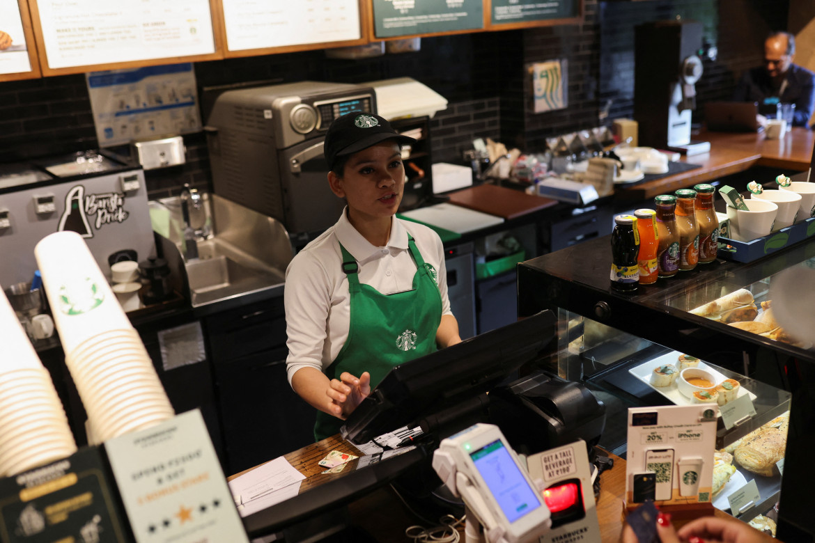 Empleada de cada, Starbucks. Foto: Reuters