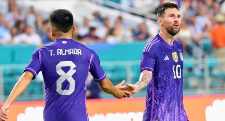 Thiago Almada y Lionel Messi, Selección Argentina. Foto: Reuters