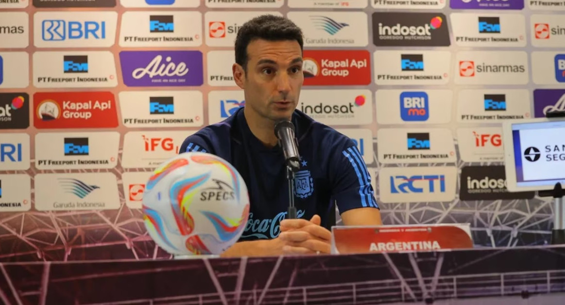 Scaloni habló en conferencia de prensa en la previa del partido ante Indonesia en Yakarta. (Foto: @Argentina/Twiiter)