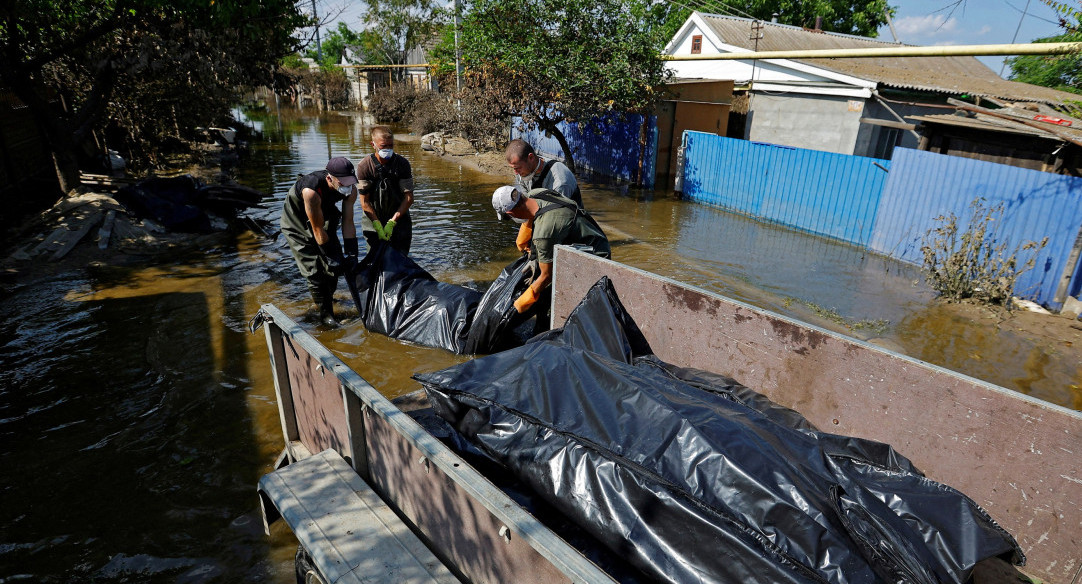 Víctimas de la inundación tras colapso de represa en Ucrania. Foto: NA.