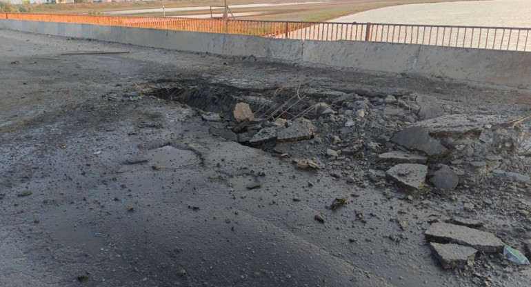 El ataque en un puente que une Crimea y Jersón. Foto: Reuters.