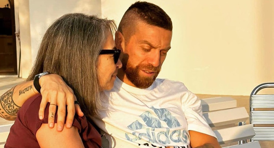 El Papu Gómez junto a su madre. Foto: Instagram @movillaverde.