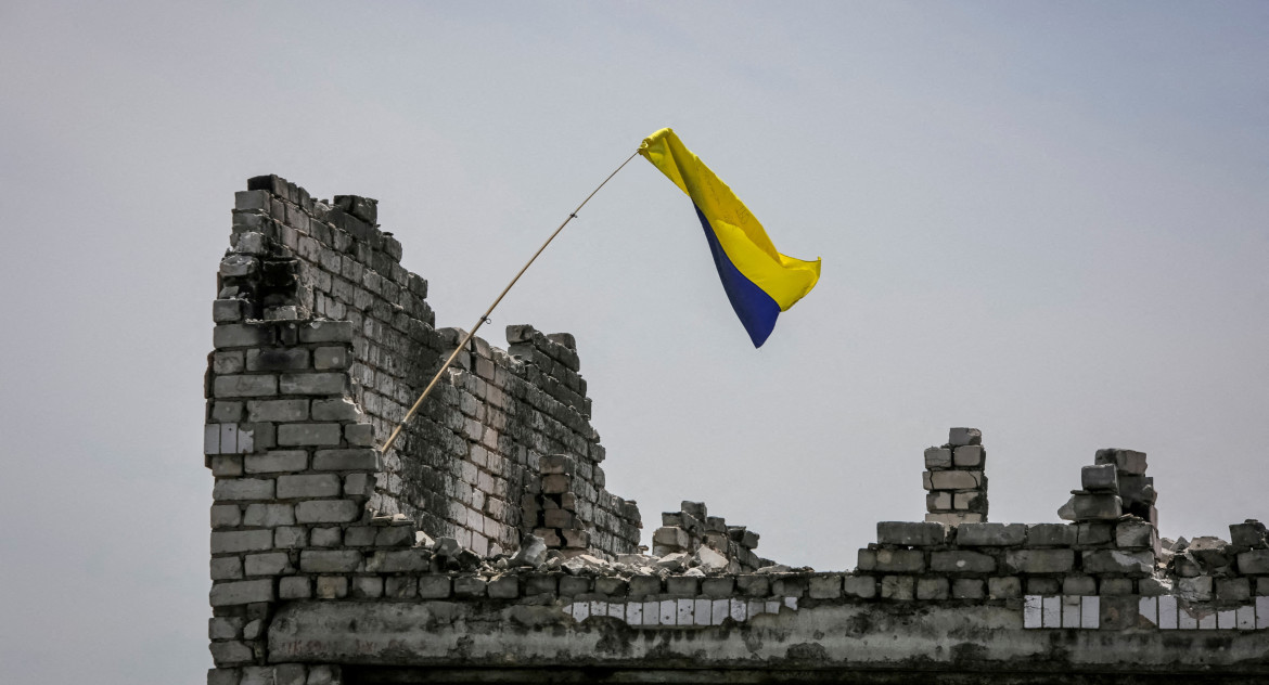 La bandera ucraniana, en la cima de una casa destruida en  Neskuchne. Foto: Reuters.