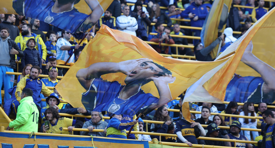 Las banderas de Riquelme emulando el festejo del Topo Gigio. Foto: Twitter @BocaJrsOficial.