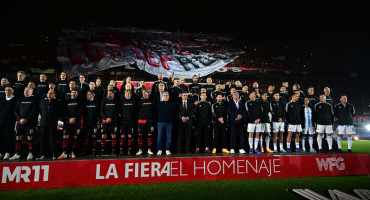 Los Monos dijeron presente en la despedida de Maxi Rodríguez. Foto: Télam.